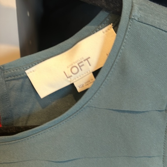 Loft green ruffled sleeveless top size XS - Picture 2 of 3